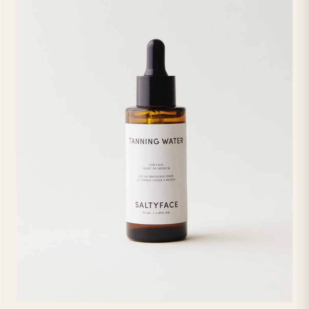 Saltyface tanning water with spray nozzle